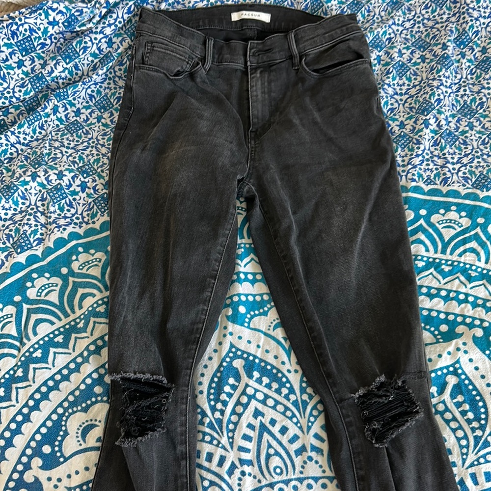 BLACK RIPPED JEANS